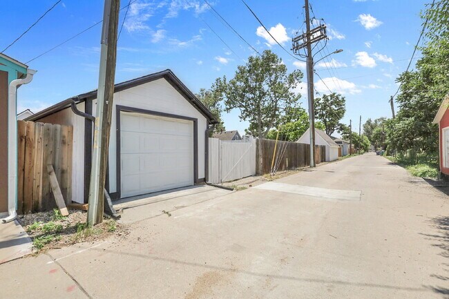 Building Photo - $2,295 - 2 Bed, 1 Bath Newly Renovated Hom...