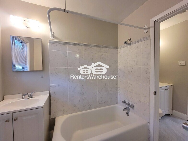 Building Photo - 336 Woodstock Dr SW