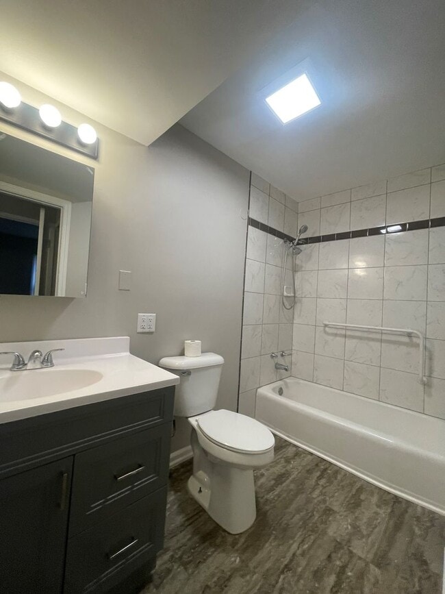 Building Photo - Home For Rent In Bellevue