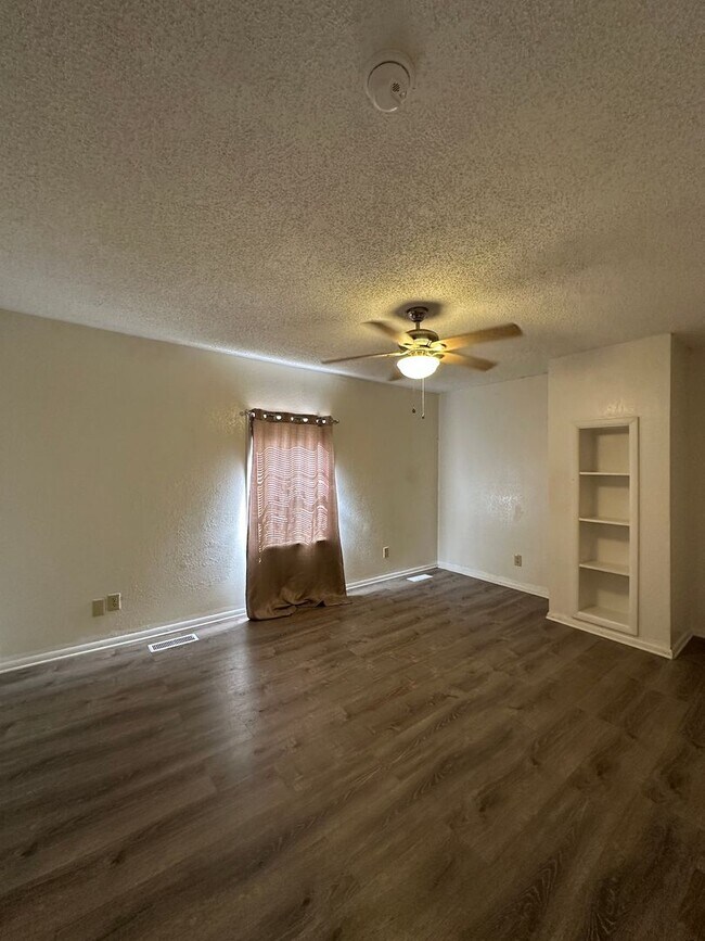 Building Photo - $1500 Move-In-Special