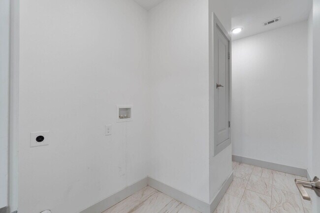 Building Photo - 4464 Goldfinch Way