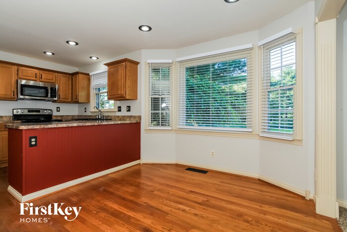 Building Photo - 5130 Lakeside Dr