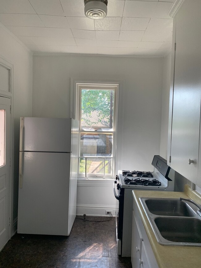 Building Photo - 1-2 Bedroom, 1st Floor, Yard, Laundry Option, West York SD