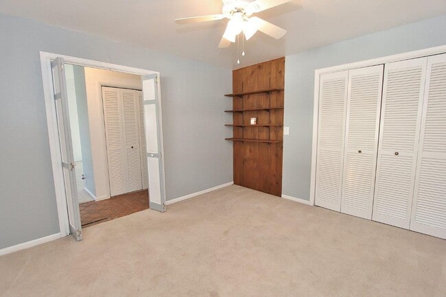 Building Photo - Clean Townhouse Centrally Located on the B...