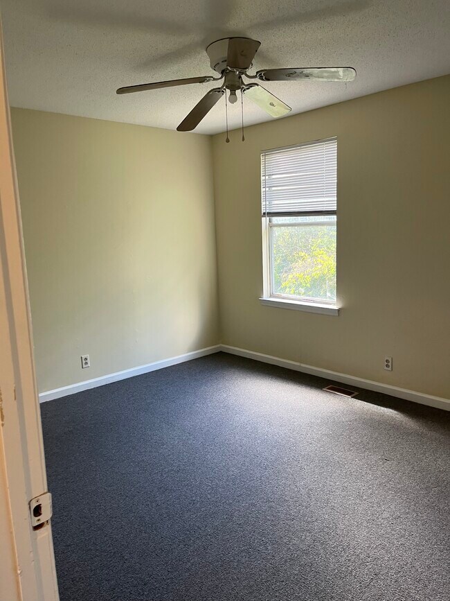 Building Photo - 3617 Willow Creek Ct