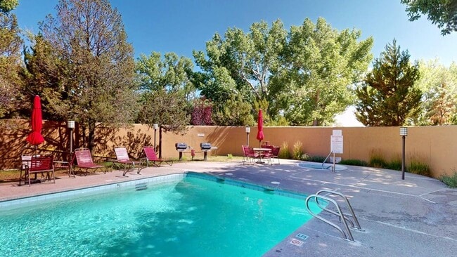 Building Photo - Light-Filled Upstairs Condo in a Prime Location