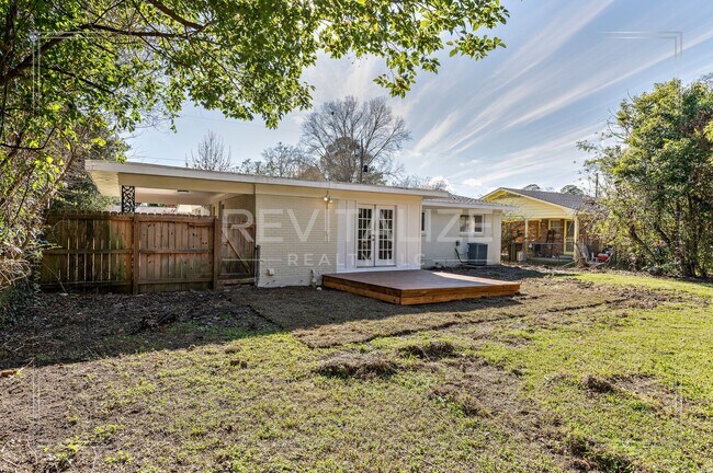 Building Photo - Fully Renovated 3 Bed 2 Bath Home!