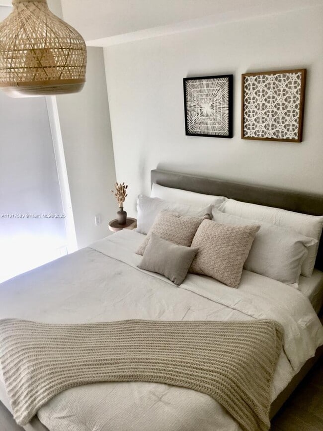 Building Photo - 2000 Metropica Wy