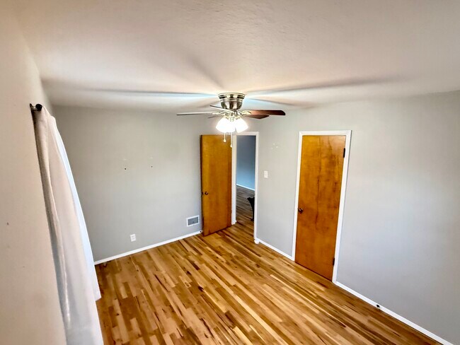 Building Photo - 843 Judson St