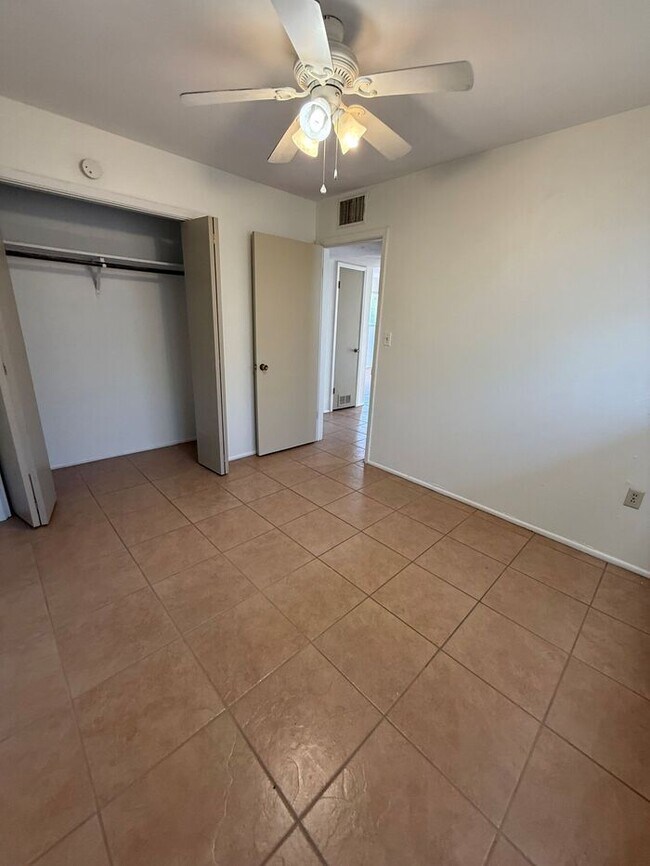 Building Photo - Town Home For Rent