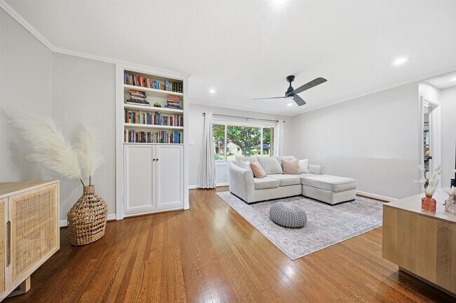 Building Photo - 2015 Woodcrest Dr