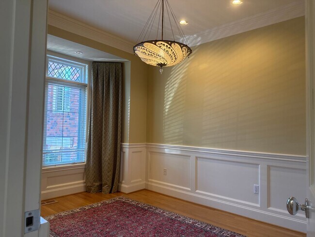 Building Photo - Dec Special Promotion!  Exceptional 3 bed, 3 bath in Houghton Kirkland.  Move in Ready.