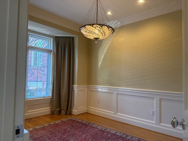 Building Photo - Exceptional 3 bed, 3 bath in Houghton Kirk...