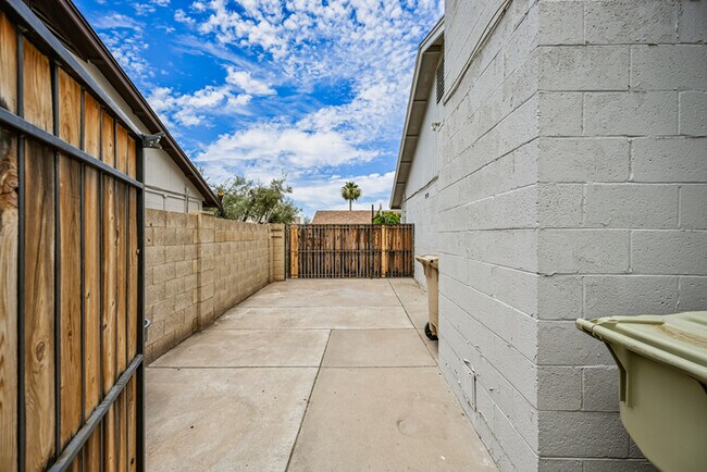 Building Photo - 4 bedroom with Pool !!