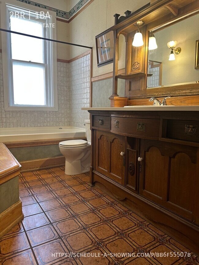 Building Photo - Stunning Two Bedroom Apartment With Victor...