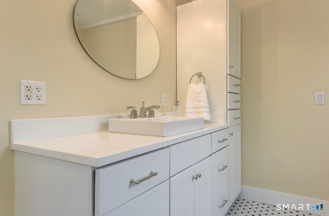 Building Photo - 33 Main St