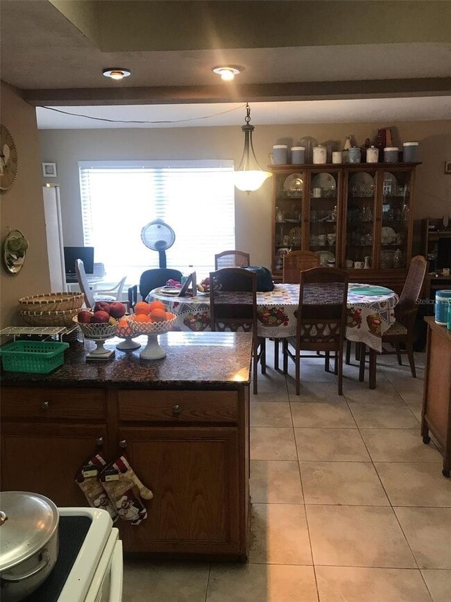 Building Photo - Cozy 4 bedroom end unit | Pet friendly!! | Central Sarasota near downtown and beaches