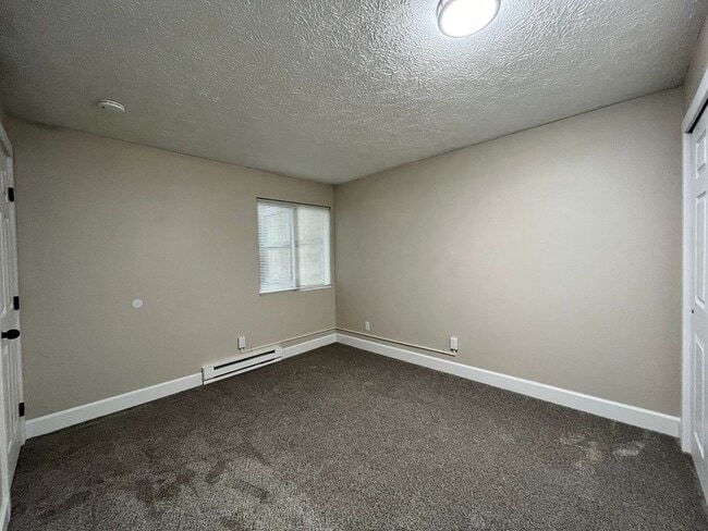 Building Photo - Contemporary 2 Bedroom / 1 Bath in Charming Cliff-Cannon Suburb