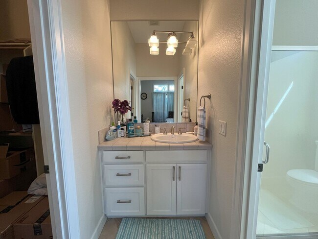 Building Photo - Elegant 4-Bedroom Luxury Home with Panoram...