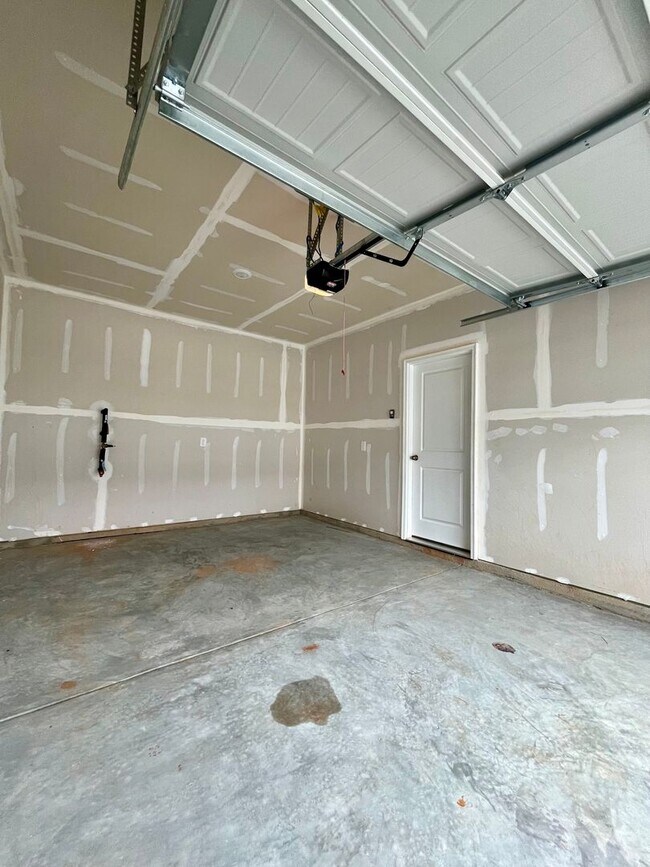 Building Photo - Brand New, 3 BR, 2.5 BA Townhome with Garage