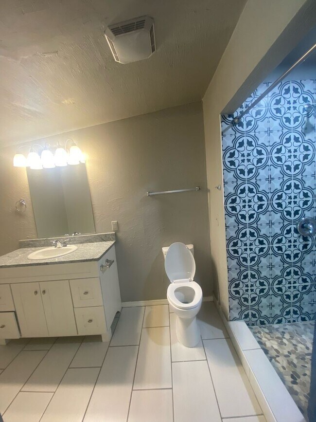 Building Photo - Gorgeous 3 Bed, 2 Bath Home with Modern Up...