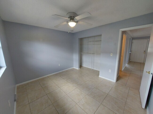 Building Photo - Adorable and Comfortable Sarasota Duplex! **Housing Choice Vouchers accepted**