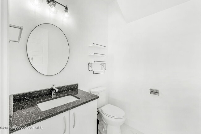 Building Photo - 2355 N Riverside Dr