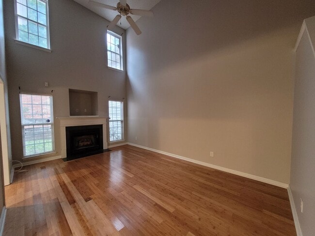 Building Photo - Great 2 Bedroom 2 Bath Townhouse
