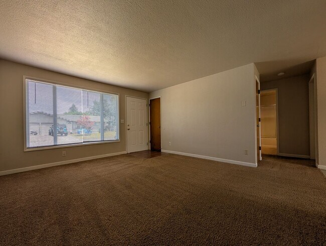 Building Photo - Nice 2 bed/1 bath duplex off River Road