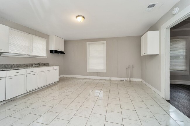 Building Photo - Cozy, Stylish, and Newly Renovated in the ...