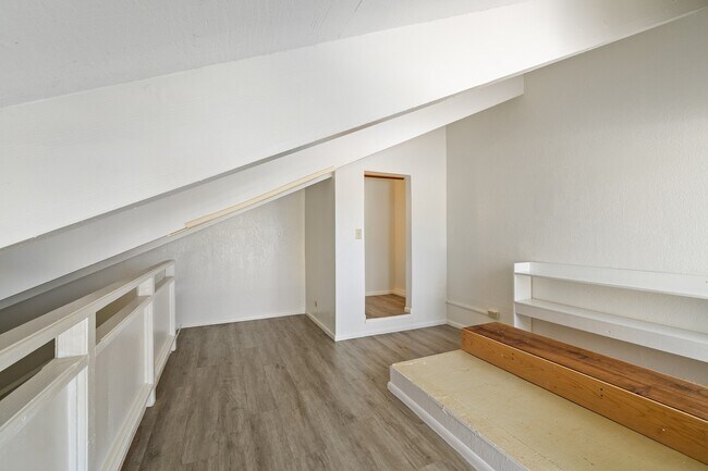 Building Photo - 2-Bedroom / 1-Bath Condo + Loft. 2 Parking Stalls. Water Included.