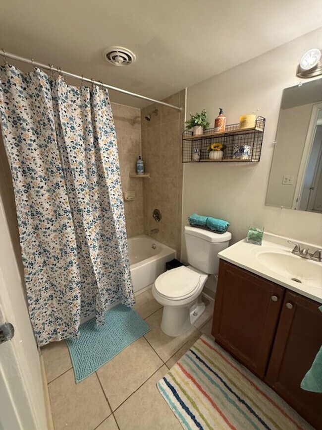 Building Photo - 2 Bed 1 Bath Spacious Apartment