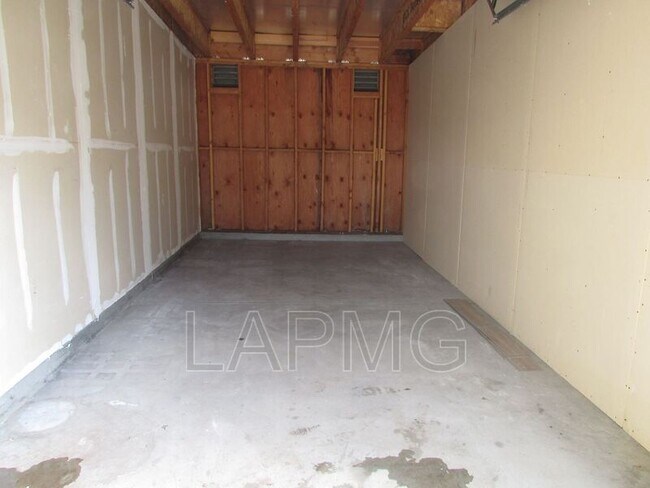 Building Photo - 614-614 N Poinsettia Pl