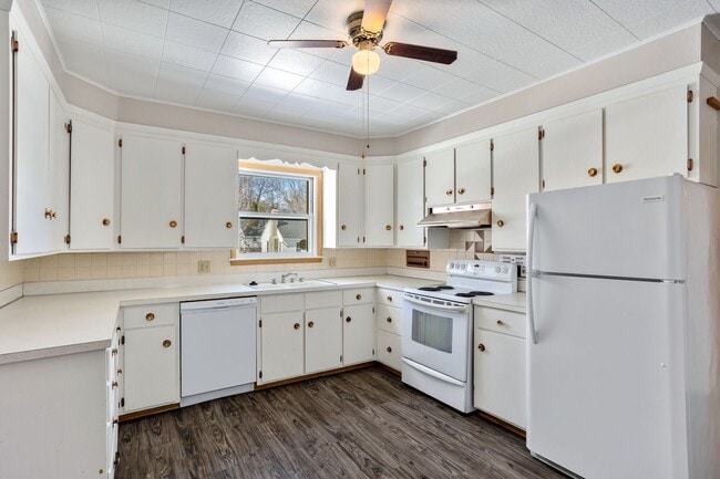 Building Photo - 120 W 5th St