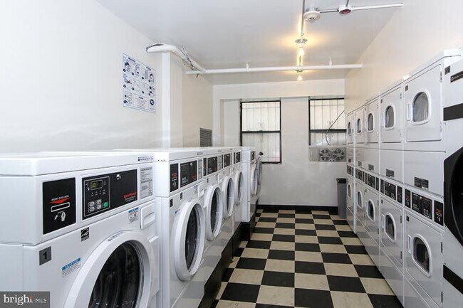 Building Photo - 1 Scott Cir NW