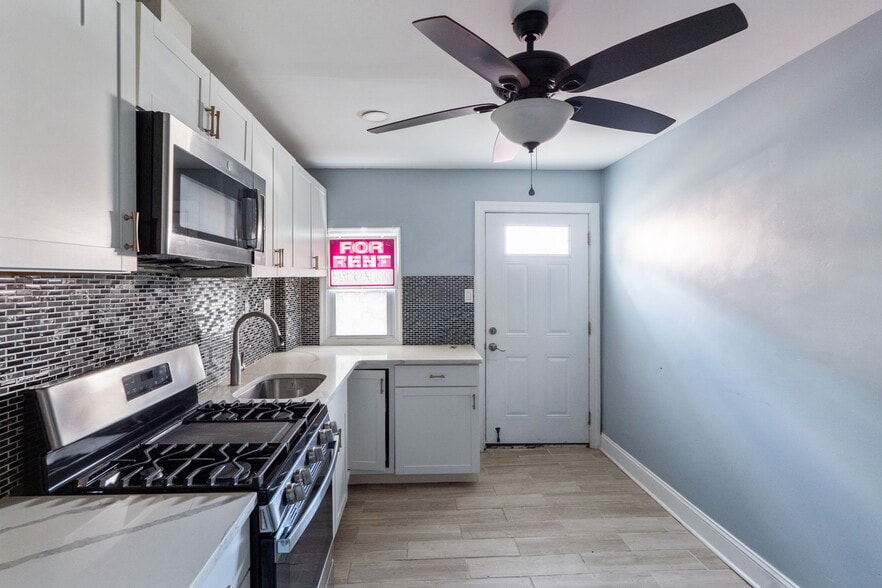 Kitchen - 2537 E Ann St