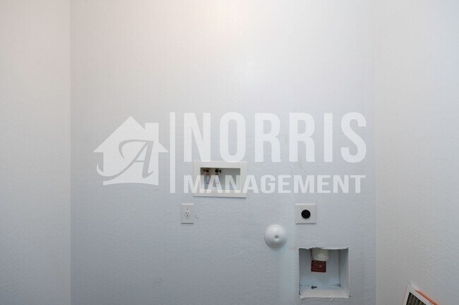 Building Photo - Newer Home in a Great Location to the Freeway