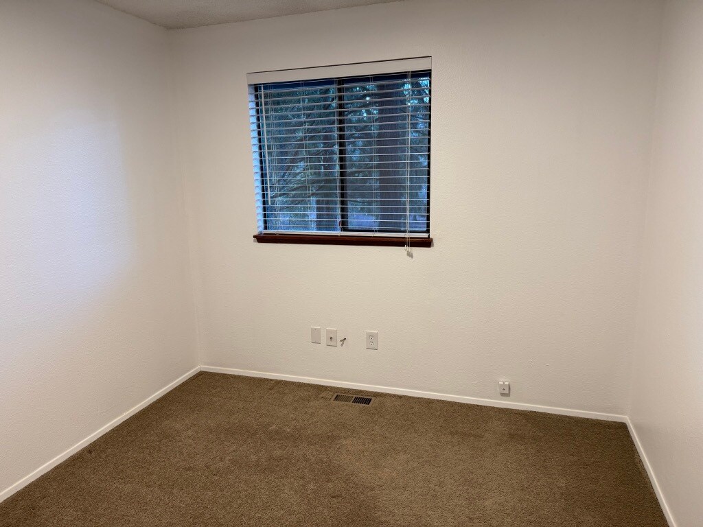 Building Photo - 7748 Zangle Rd NE