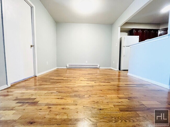 Building Photo - Your Charming & Spacious 3 Bed Apartment! ...