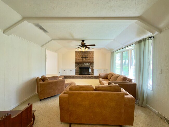 Building Photo - 295 Dogwood