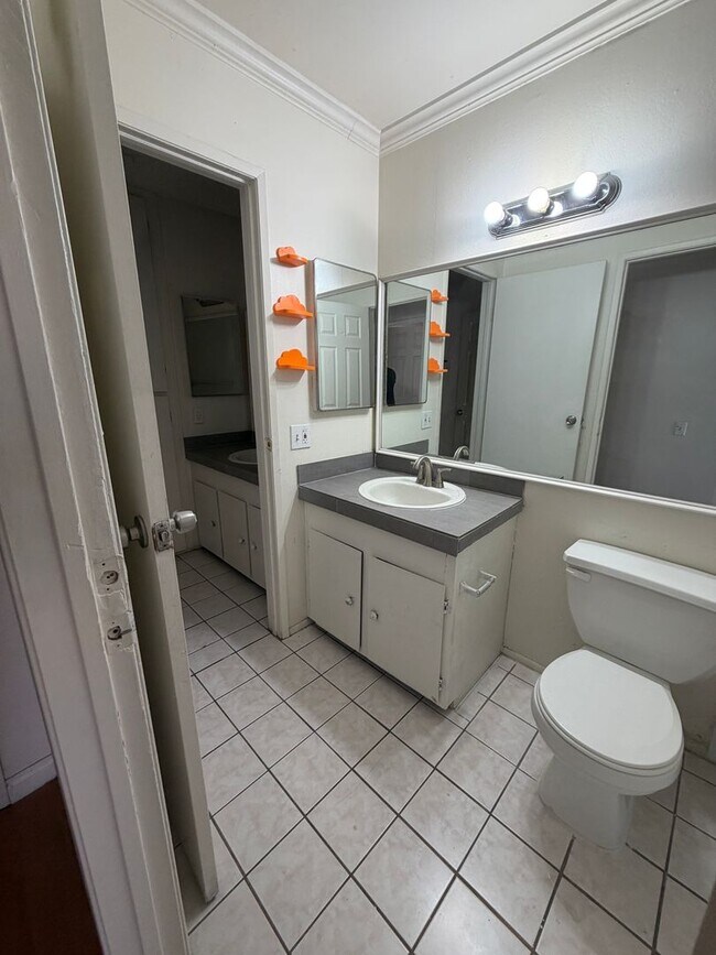 Building Photo - AMERICANA Property Mgmt - Remodeled 2 Beds Townhouse near Downtown South