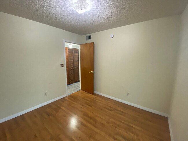 Building Photo - Great 3 Bedroom, 2 Bathroom condo in the V...