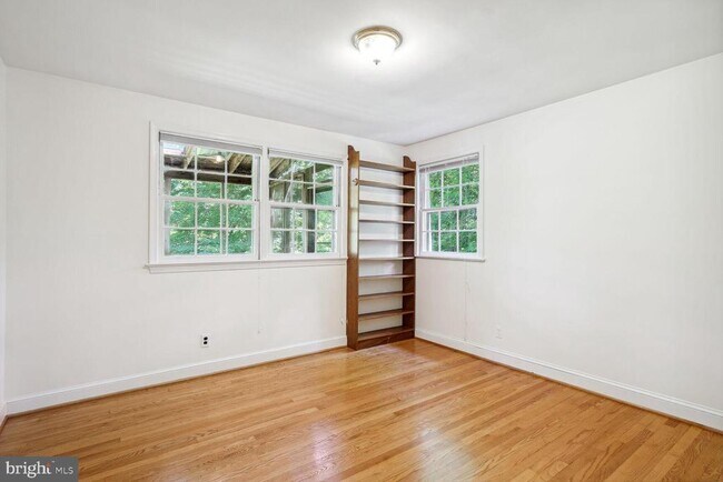 Building Photo - 7001 Longwood Dr