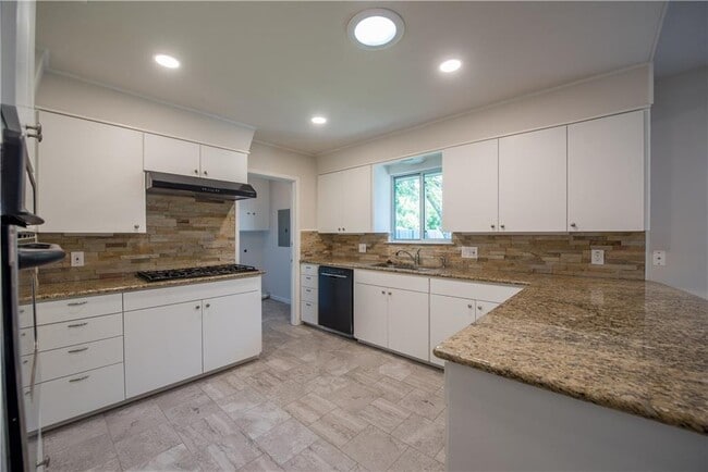 Building Photo - 2902 Silverleaf Dr