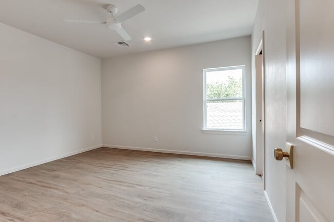 Building Photo - Urban living in Edmond