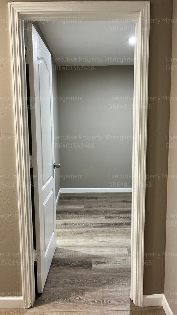 Building Photo - Spacious 3 bedroom, 2.5 bathroom townhome....