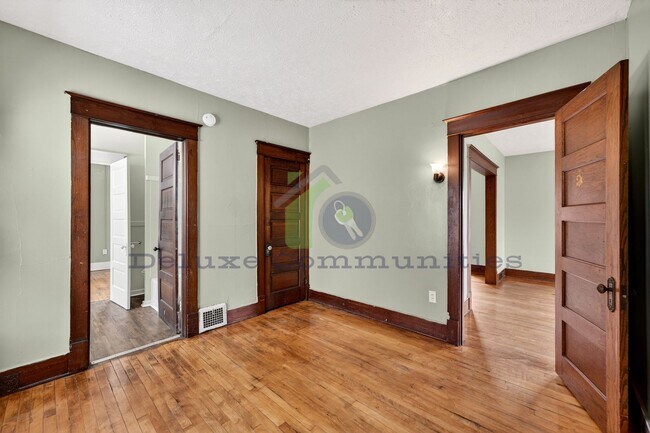 Building Photo - Beautiful Two Bedroom Lower Unit! Available NOW!!