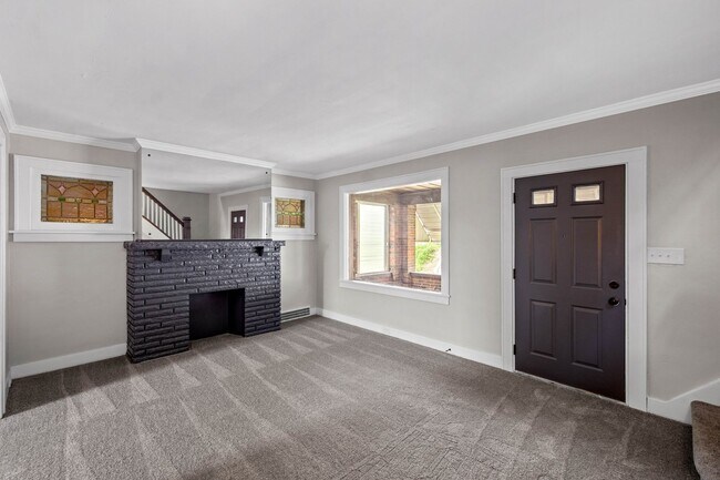 Building Photo - SCORE 1ST MONTH'S RENT FREE IF SIGNED BY APRIL 10! Spacious 3 bedroom home in Mt. Oliver availabl...