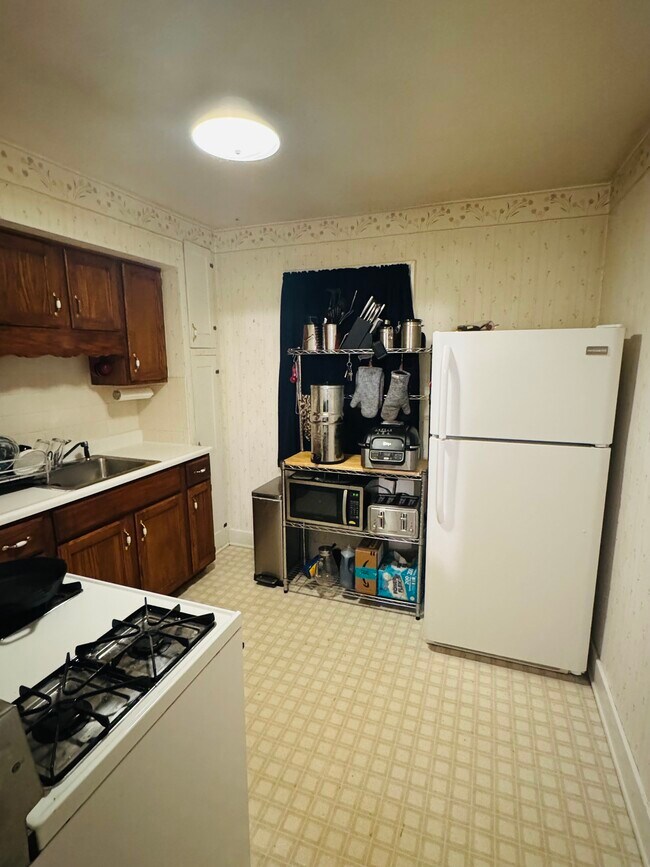 Kitchen - 263 Victoria Blvd