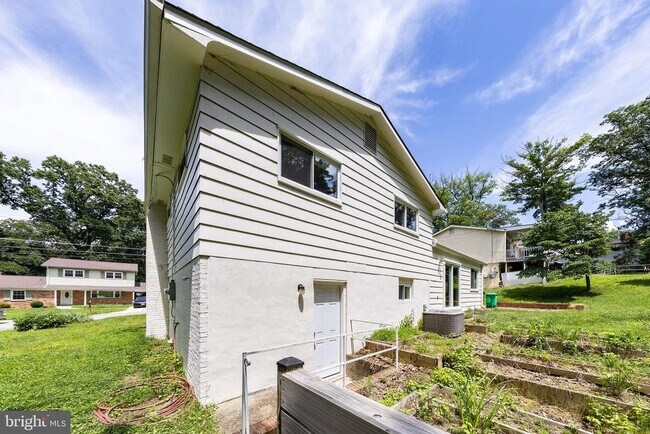 Building Photo - 704 Kings Ln